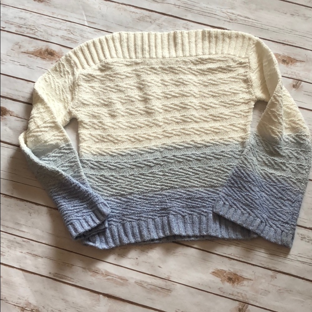 ⭐️Gap bell sleeved sweater